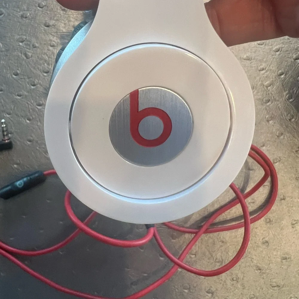 Beats brand headphones - Picture 3 of 7